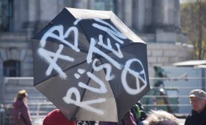 Protestaktion der Friedensbewegung am 11. April 2022 vor dem Bundestag