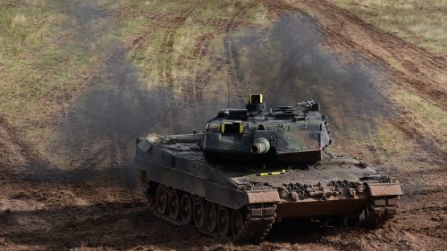 Begehrter Panzer: Der Leopard 2 der Bundeswehr braucht im Gelände bis zu 530 Liter Diesel -- für 100 Kilometer.